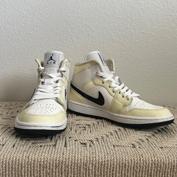 2022 Air Jordan 1 Mid Coconut Milk Women's. - Picture 2 of 9